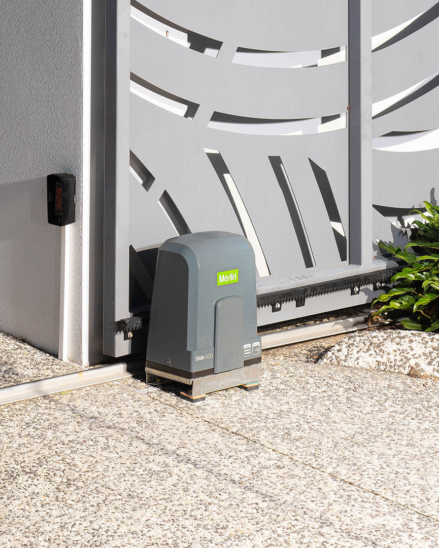 myQ Gate Connectivity Kit includes HPS15 Reflector Safety Beams and M828AU myQ Gateway